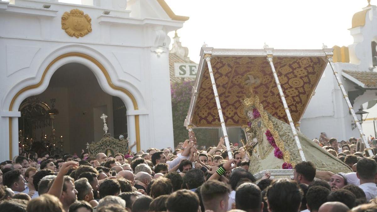 La Virgen del Rocío juno a la Casa Hermandad de Sevilla en la procesión de este lunes por la mañana.