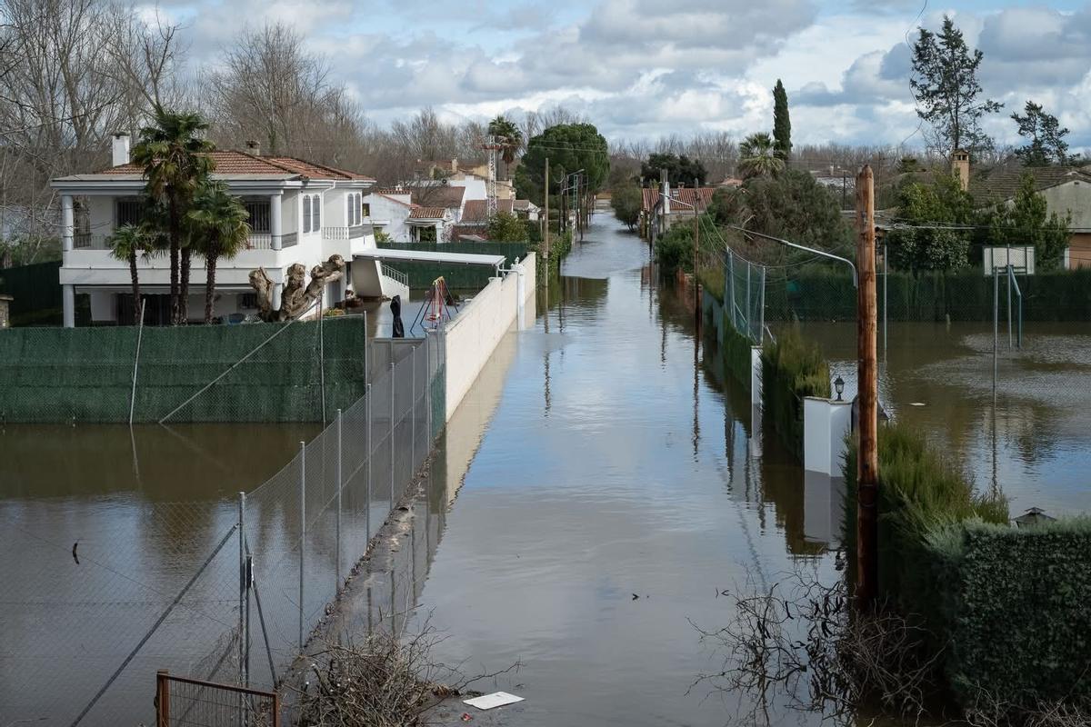 Fotogalería | María Guardiola visita las zonas afectadas por las inundaciones en Coria