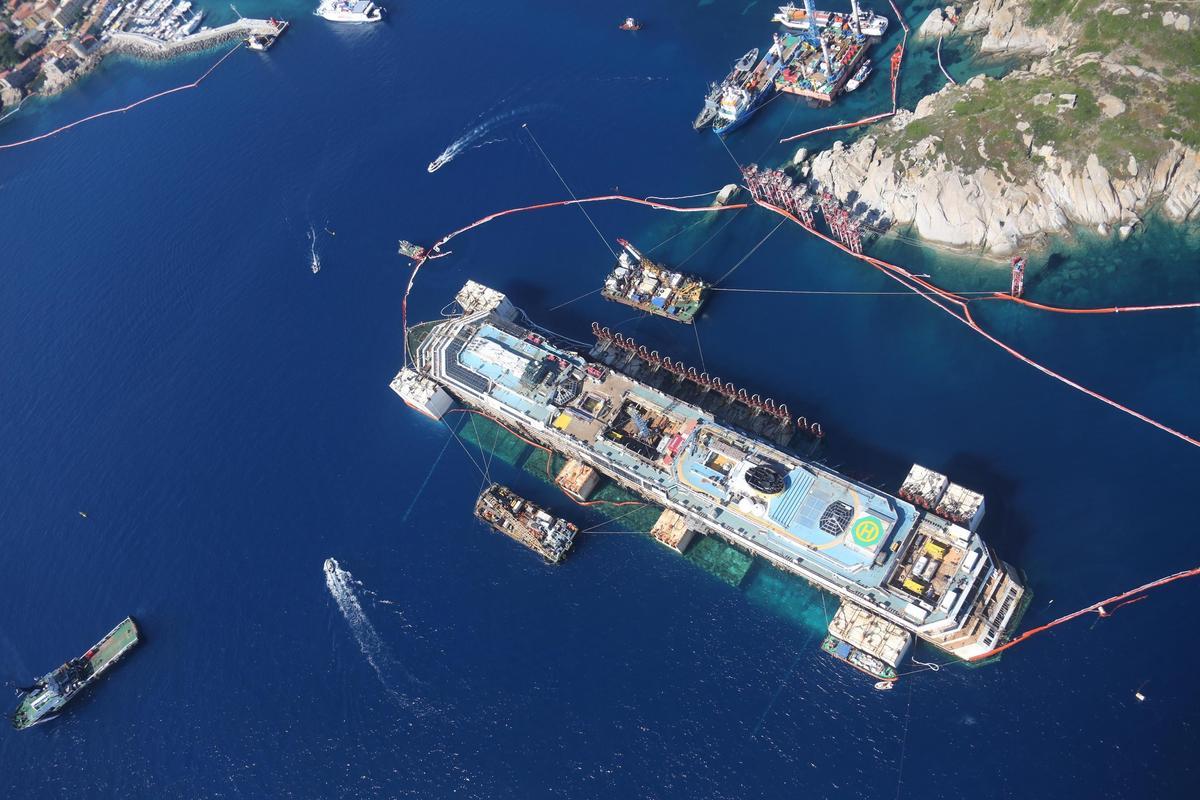 Vista aérea de las obras para reflotar los restos del naufragio del crucero, el 20 de julio de 2014.