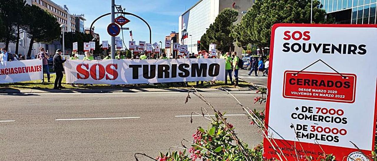 Participantes en la protesta, ayer, en Fitur.