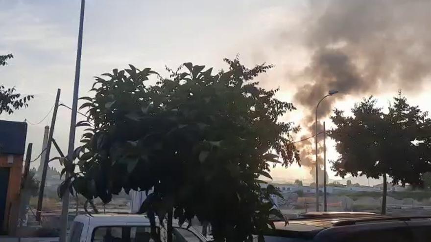 Una explosión vuela el tejado de la empresa Ferroaras en Lucena