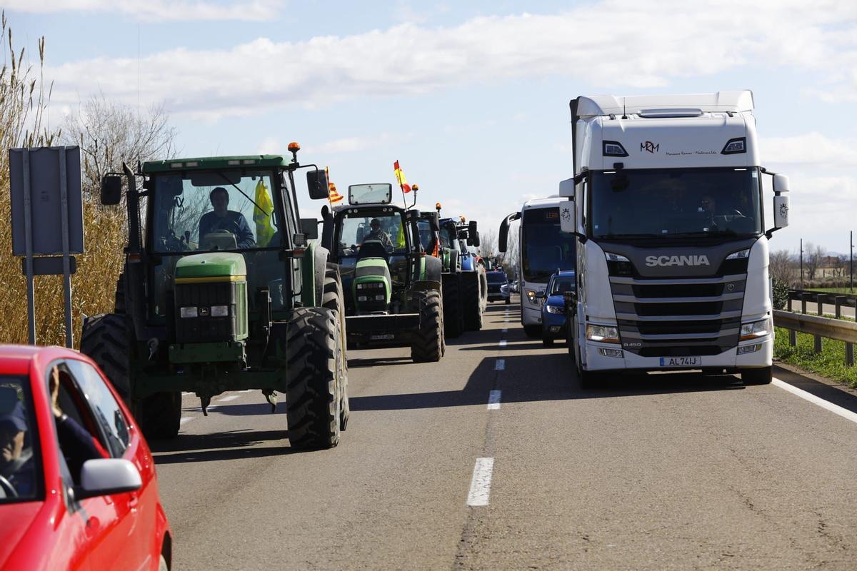 Tractores por una carretera aragonesa durante las protestas de febrero de 2024.