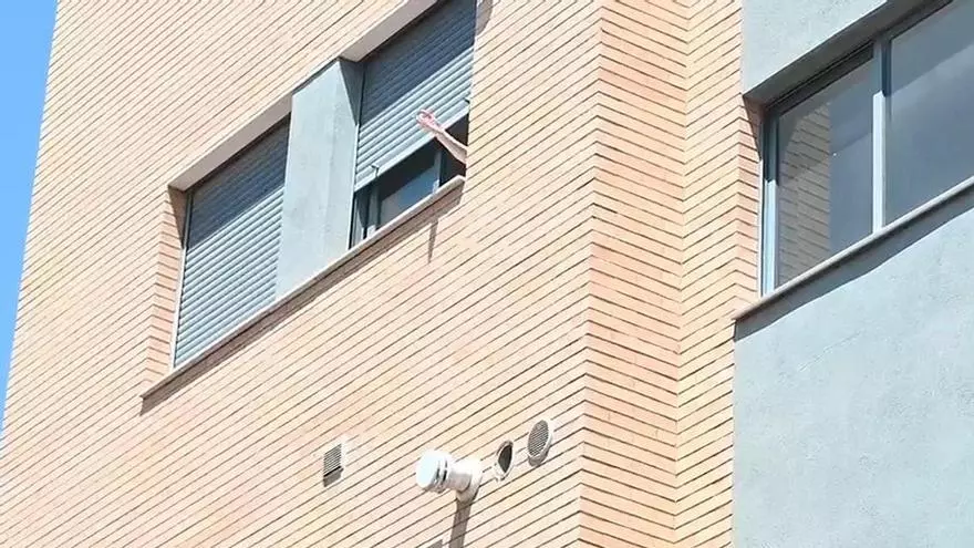 La okupa a los agentes de la Policía Local de Castelló: «No me da la gana bajar»