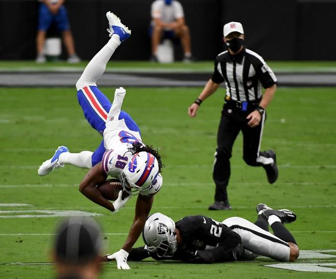 El safety Johnathan Abram # 24 de los Raiders de Las Vegas derriba al receptor abierto Andre Roberts # 18 de los Buffalo Bills durante la primera mitad del partido de la NFL en el Allegiant Stadium.