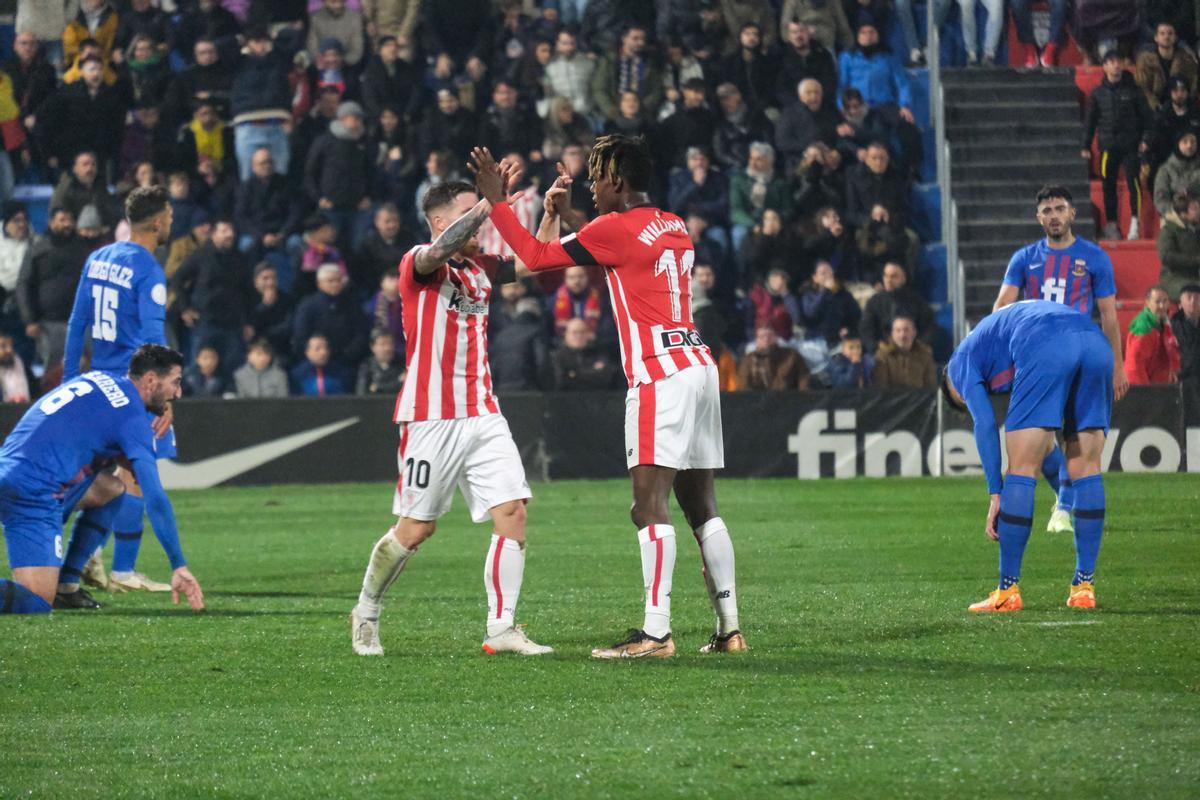 Iker Muniain y Nico Williams festejan uno de los 6 goles del Athletic en el Nuevo Pepico Amat en Copa.