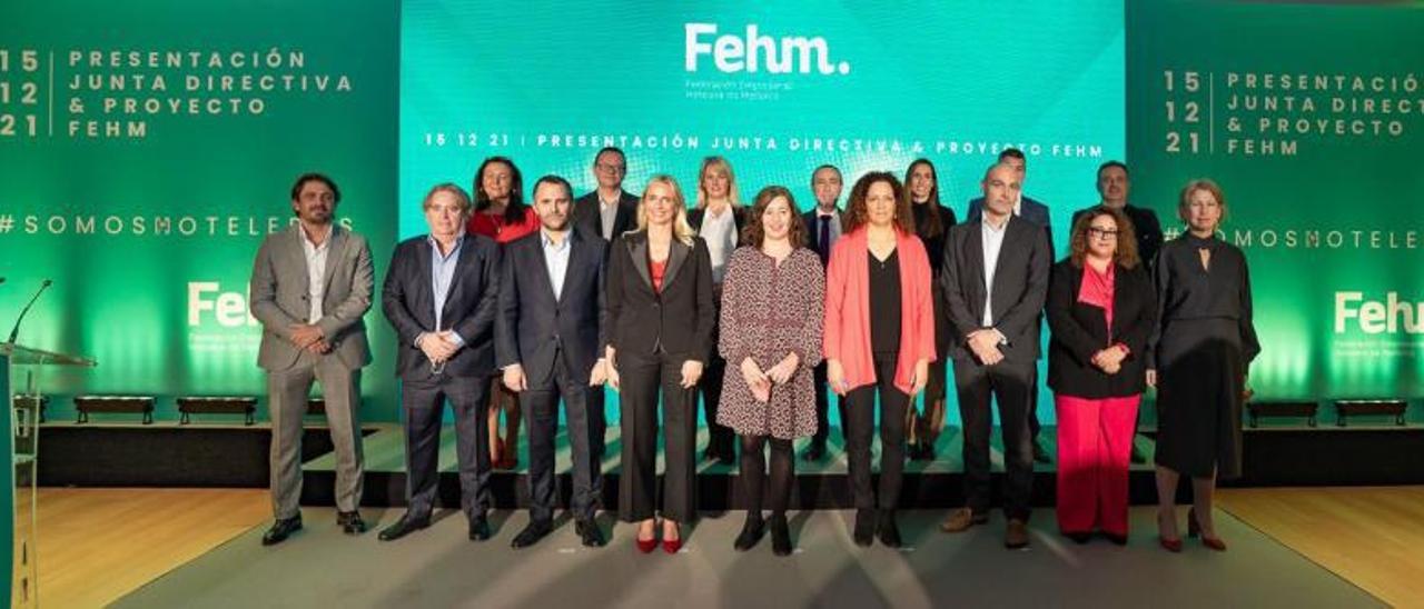 Jorge Marichal, la junta directiva de la FEHM, con su presidenta, María Frontera, y Francina Armengol, Catalina Cladera y María José Aguiló.  | FEHM