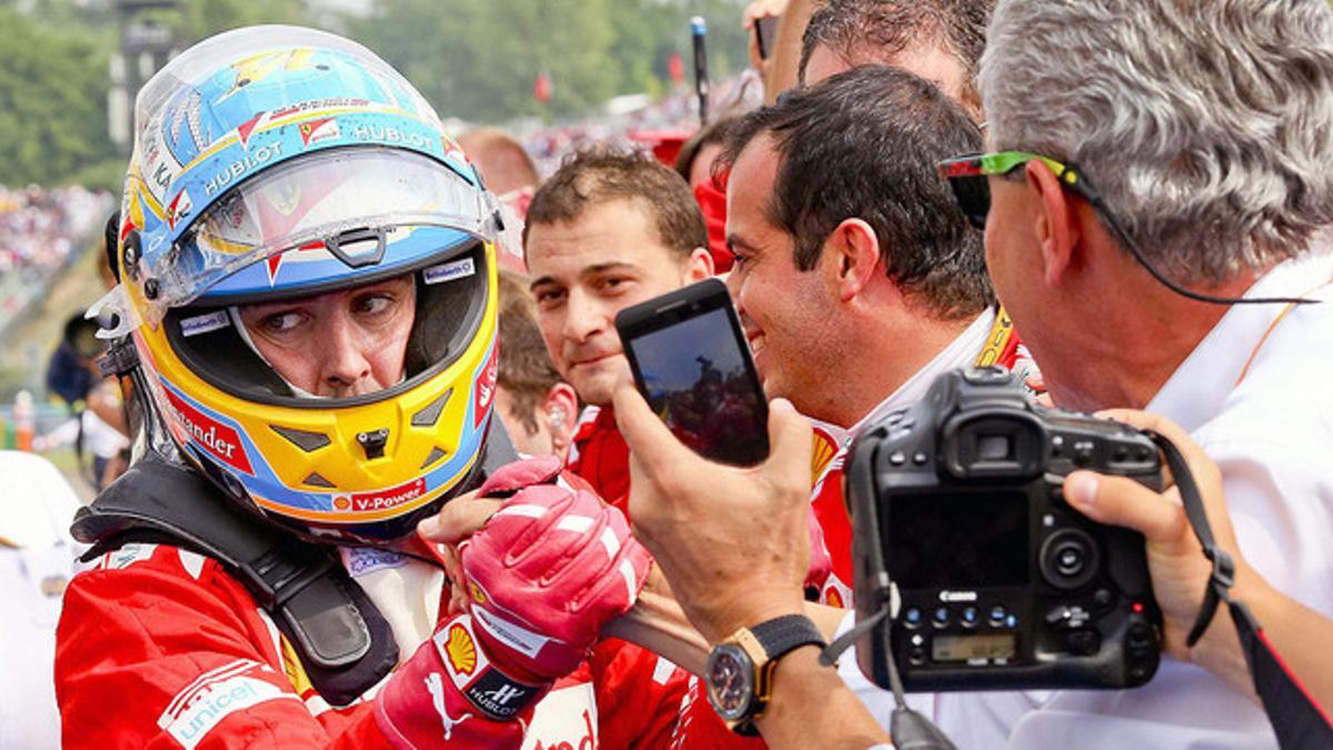 Fernando Alonso recibe las felicitaciones de su equipo tras acabar en segunda posición el GP de Hungría