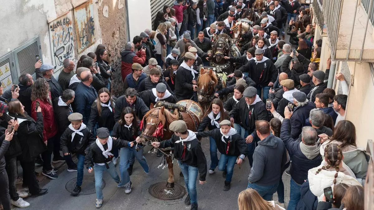 Borriol exhibe destreza y coordinación en su multitudinaria 'pujà del Raval'