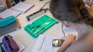 Una estudiante repasa sus apuntes para prepararse la selectividad, en Baercelona.