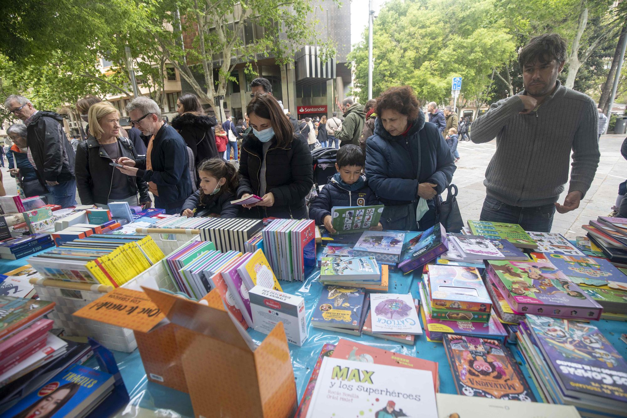 Sant Jordi en Palma revive tras la lluvia