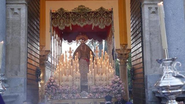 Un cálido Martes Santo para acoger a la Virgen de la Salud
