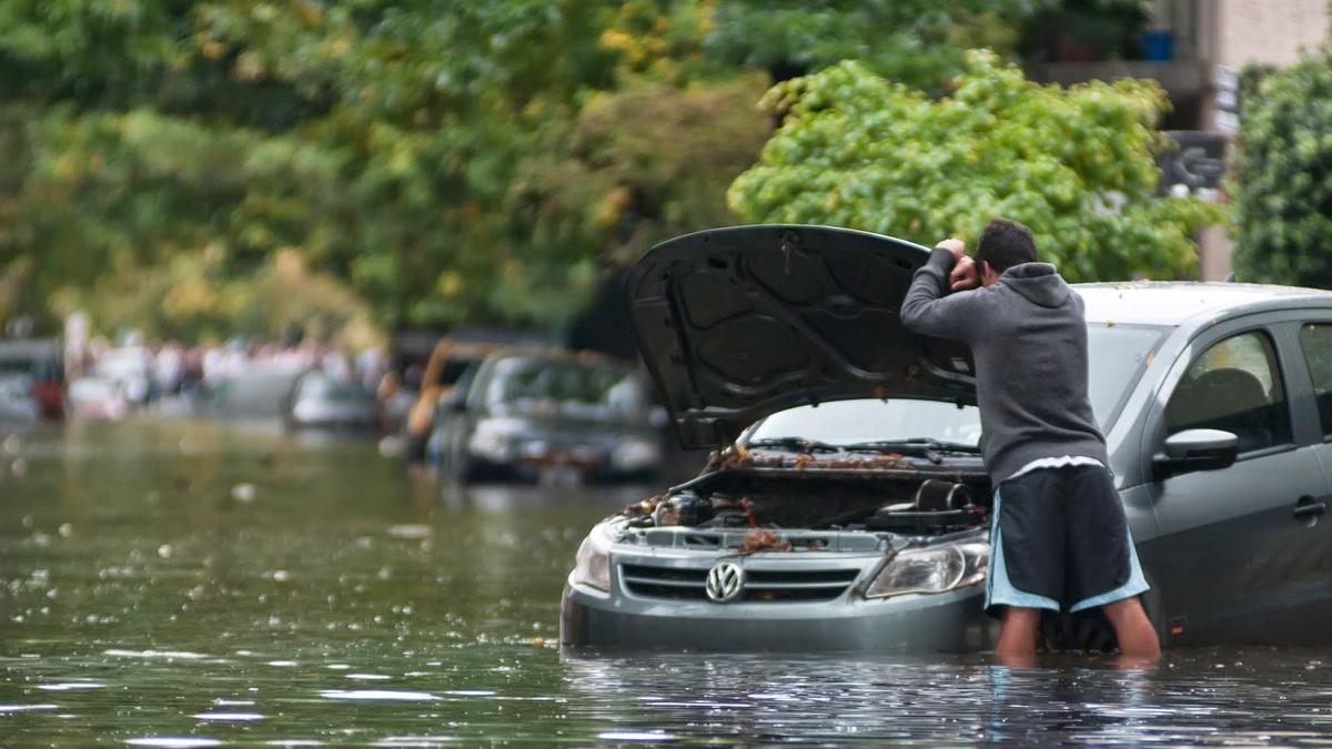 Esto es lo que tienes que hacer si tu coche se está inundando de agua