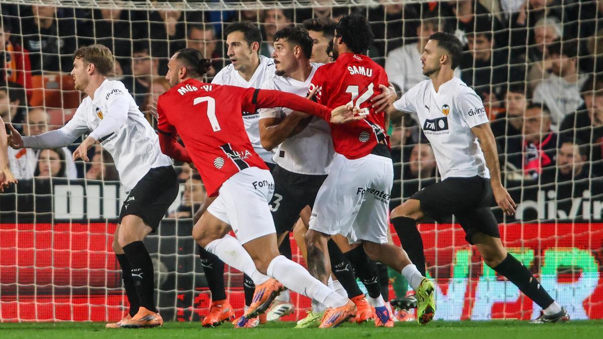 Imagen de una jugada a balón parado en el Valencia - Mallorca