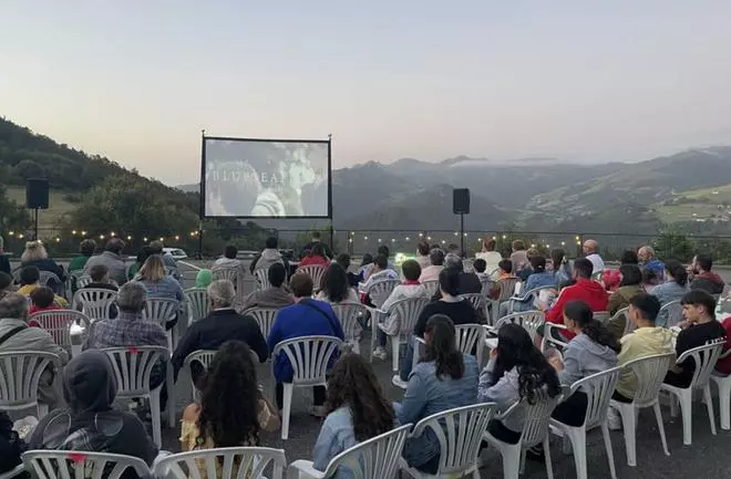 L'axenda artística asitia nos pueblos d'Asturies: del Prestoso Fest a les "Poesías en las huertas"