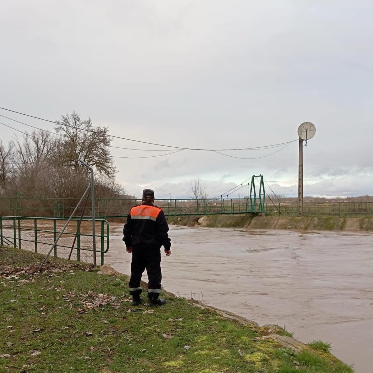 Un voluntario de Protección Civil avistando el Eria.