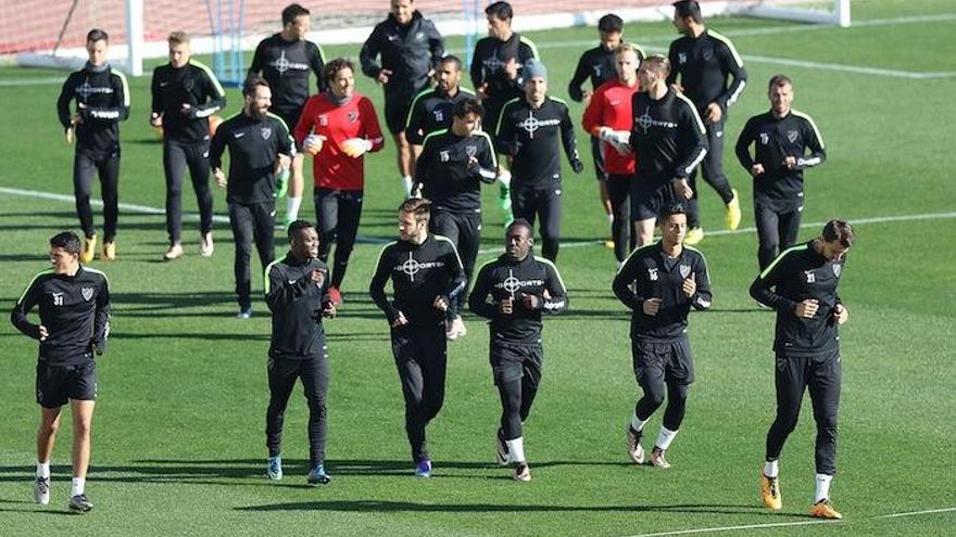 La plantilla del Málaga CF regresó ayer al trabajo tras gozar de dos días de descanso y lo hizo con la mente ya puesta en el encuentro de este viernes ante el Getafe (20.30 horas). Tras el triunfo del pasado sábado en Ipurúa, el conjunto blanquiazul ya trabaja a tope con las últimas novedades del mercado: Uche y Ricca, que hicieron labor de gimnasio. No estuvieron sobre el césped Weligton ni el Chory Castro, ambos lesionados.