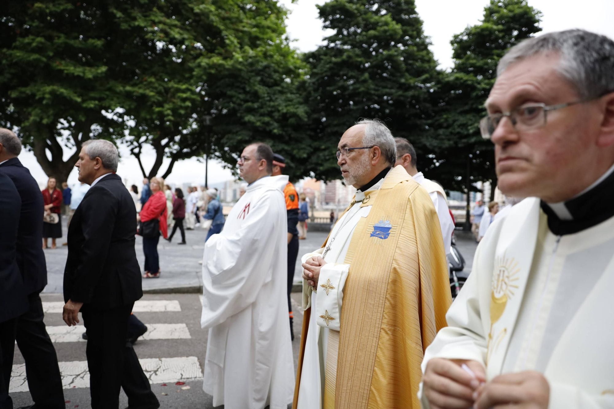 Pétalos, incienso, niños... así fue la procesión del Corpus Christi en Gijón (en imágenes)