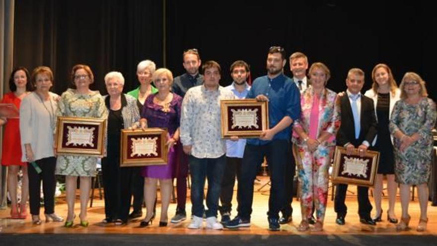 Los homenajeados con sus premios.