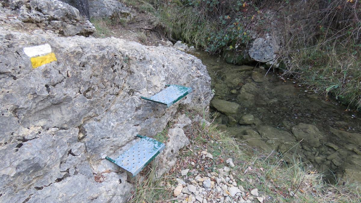 Uno de los senderos adecuados en la comarca por la brigada.