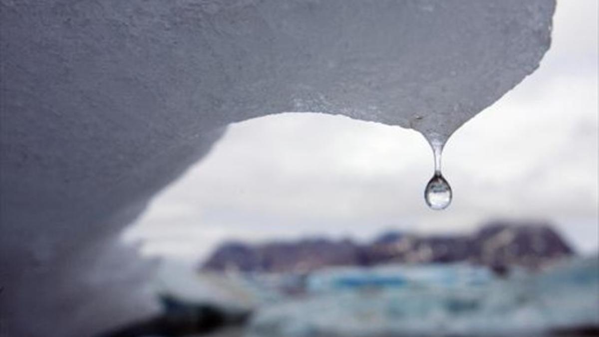 Gotas de agua de la capa de hielo que se derrite en Groenlandia.