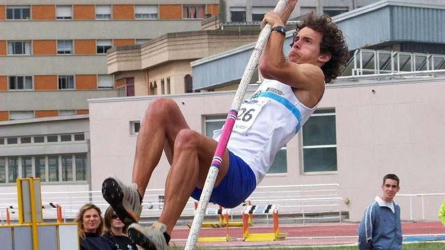 El gimnástico David Ferrer, que compite mañana en Lugo, durante una prueba en el CGTD. // Rafa Vázquez