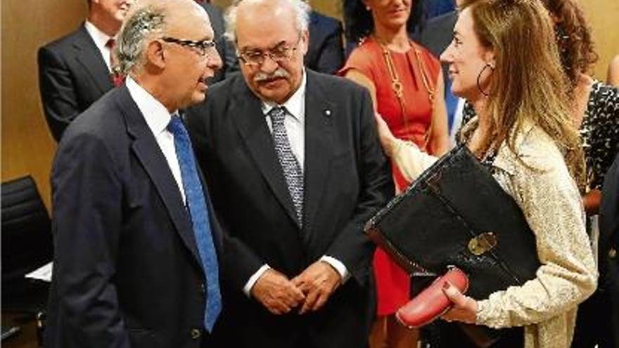 Montoro, saludant Mas-Colell, ahir, a la seva arribada al Consell de?Política Fiscal i Financera.