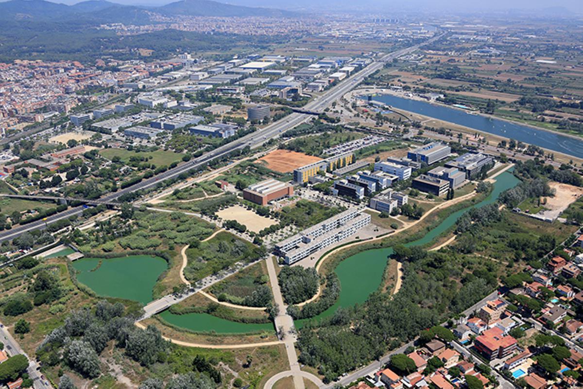 Vasta aéra del campus d ela UPC en Castelldefels, con la Olla del Rey en primer término y el Canal Olímpic detrás.
