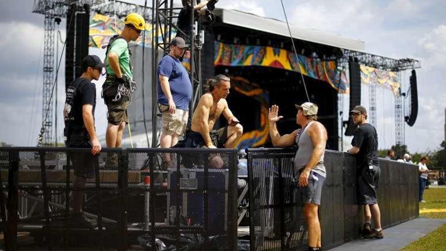 Técnicos ultiman el escenario, ayer, en La Habana.