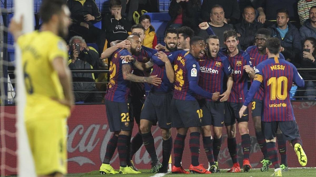 Luis Suárez recibe la felicitación de todos sus compañeros después del golazo con el que salvó el empate