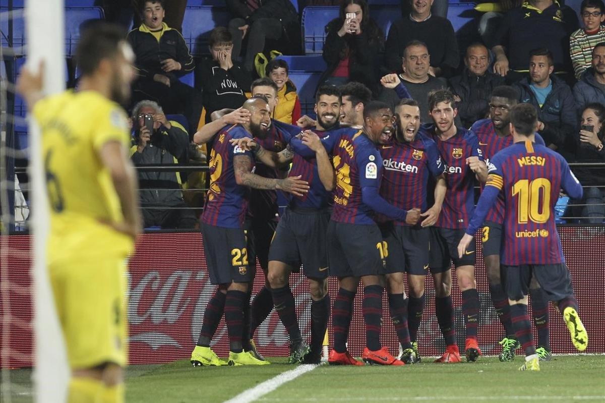 lmendiola47610562 barcelona forward luis suarez celebrates with teammates afte190402234832