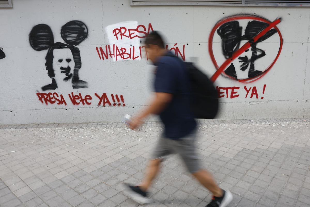 Vista de las pintadas en contra del presidente, Martín Presa, en el exterior del estadio de Vallecas donde juega el Rayo Vallecano.