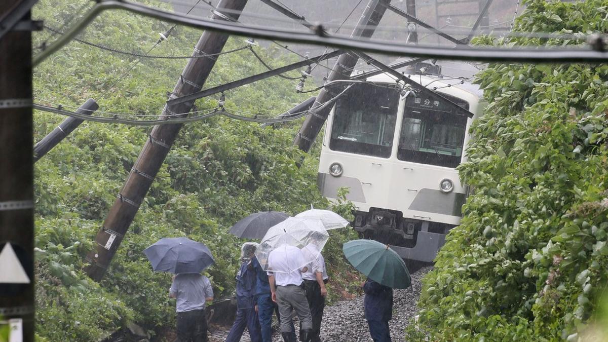 Un tren descarrilado en Higashimurayama, al oeste de Tokio, este lunes.