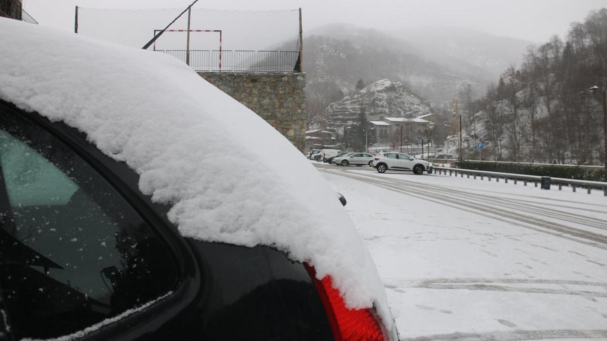 Neu acumulada en un vehicle en una imatge d'arxiu.
