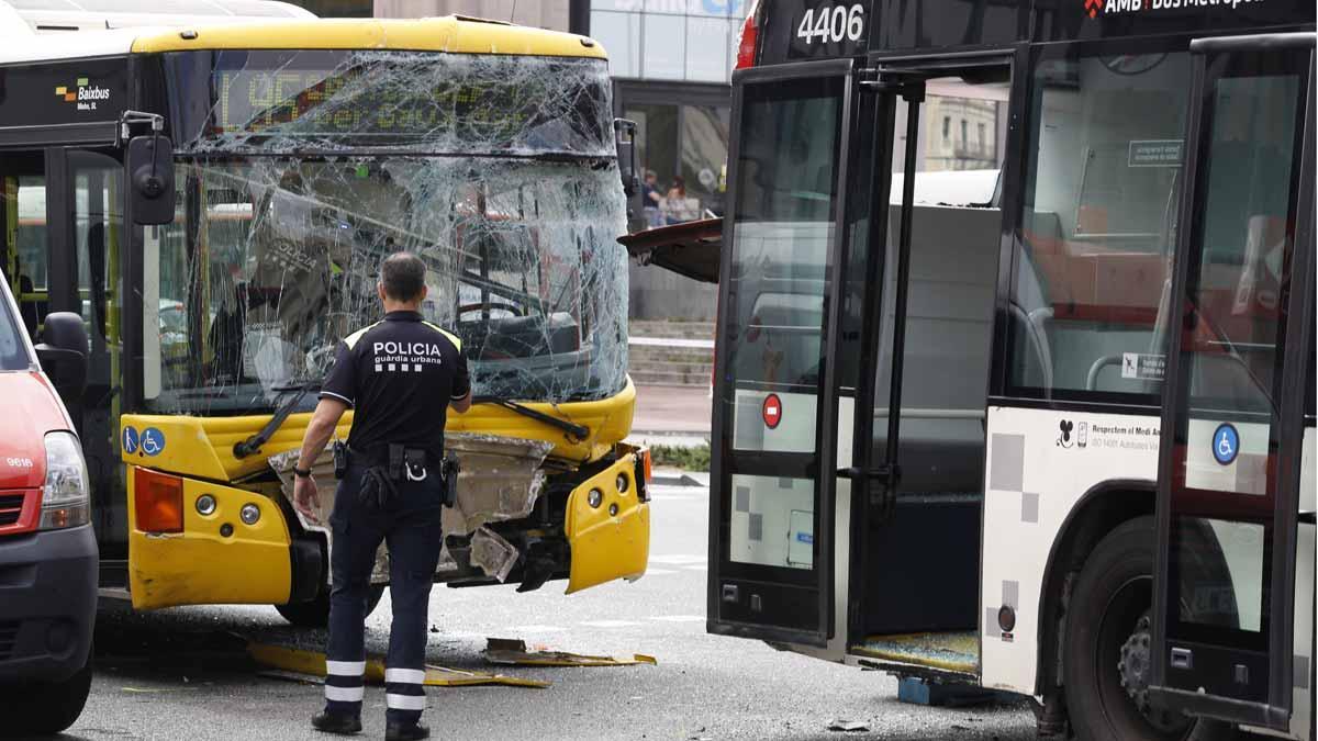 20 heridos al chocar dos buses y una moto en la plaza de Espanya de Barcelona