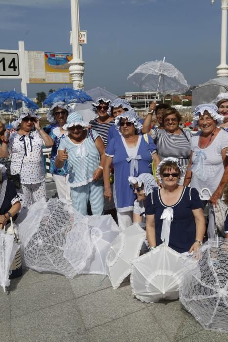 Mujeres de La Corredoria (Oviedo) que acuden a bañarse a la playa de San Lorenzo