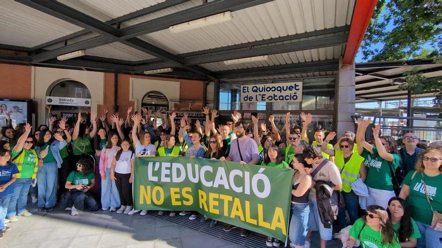 El profesorado de Xàtiva sale a la calle: "La huelga de hoy es potentísima. Si la conselleria no se da cuenta y se sienta a negociar es porque está sorda”