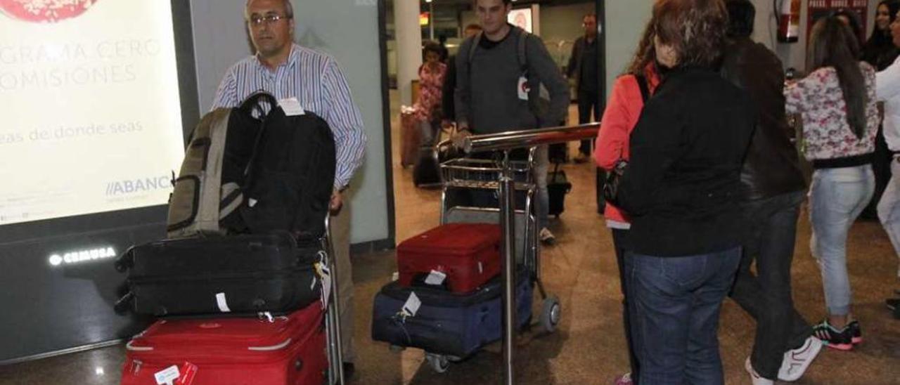 Llegada de trabajadores de San José al aeropuerto de Peinador tras ser repatriados desde Nepal. // J. Lores