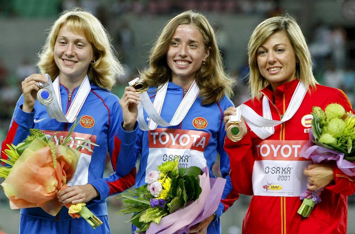 María Vasco, con el bronce en el Mundial de Osaka de 2007, junto a las rusas Olga Kaniskina (oro) y Tatiana Shemyakina (plata).