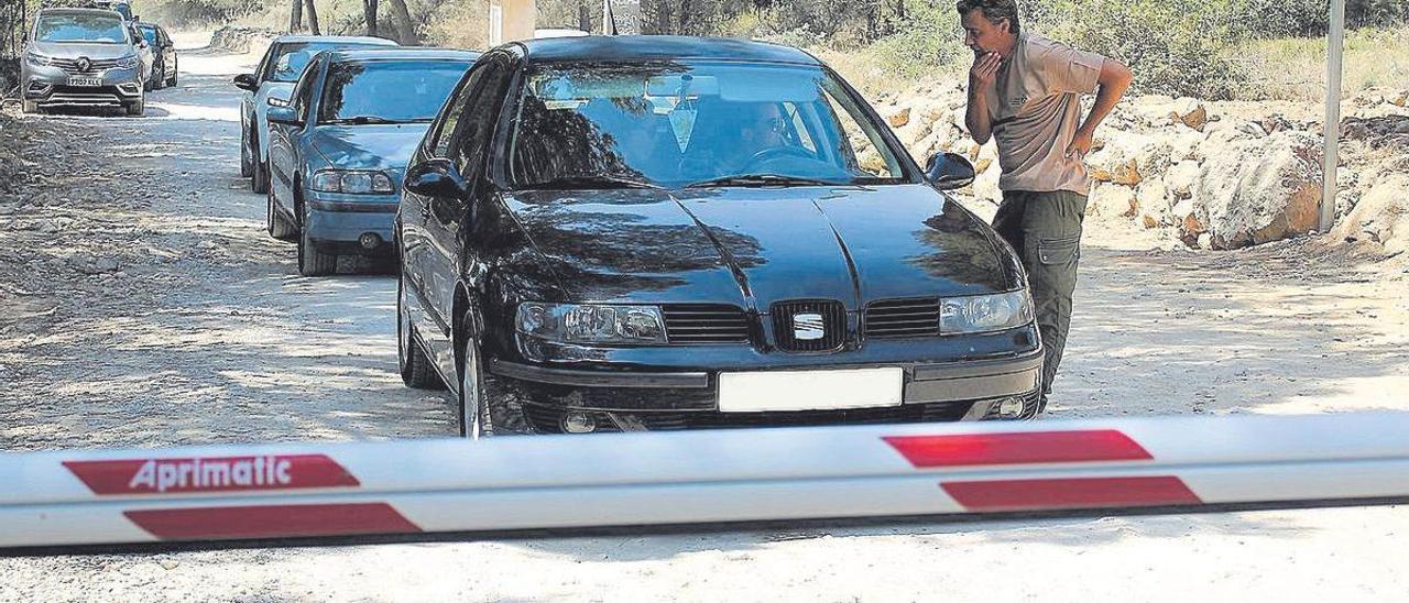 La restricción de vehículos a motor en el camino que conduce a las calas ha pillado por sorpresa a muchos veraneantes.