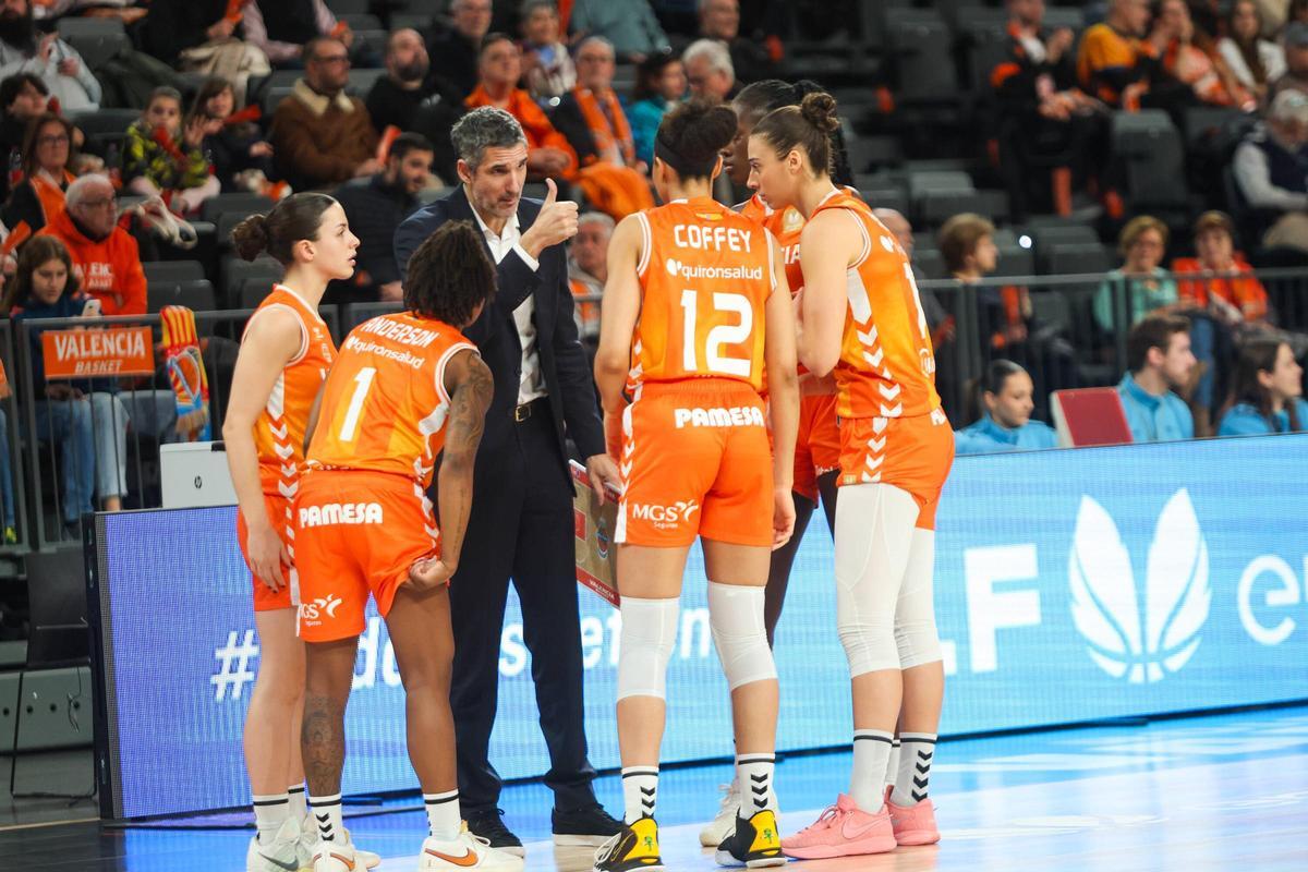 Nia Coffey, de espaldas, atiende las indicaciones de Rubén Burgos antes de volver a la pista.