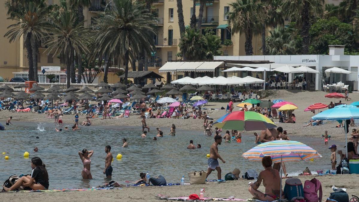 Bañistas ayer en en la capital malagueña.