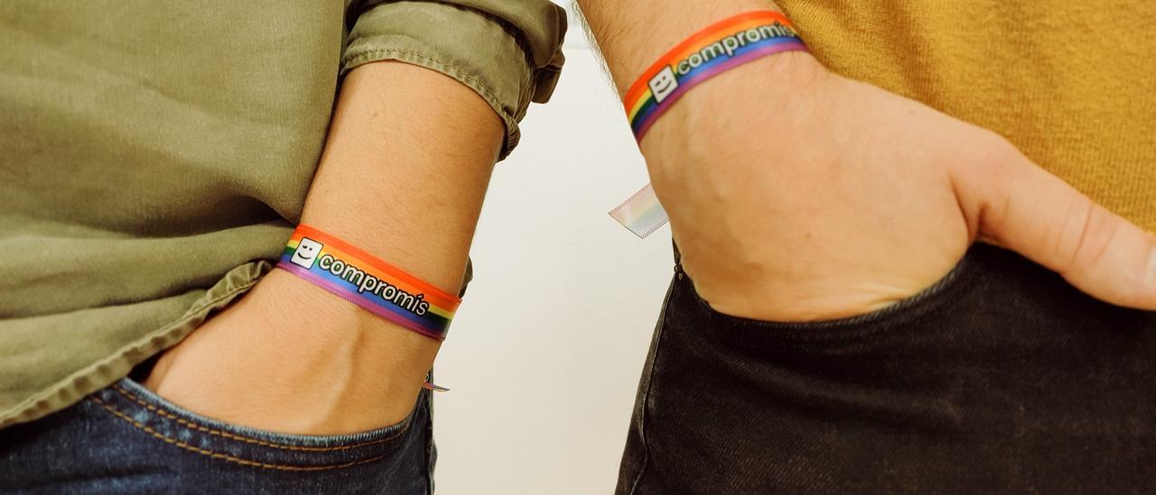 Imagen de las pulseras que repartirá Compromís con los colores del colectivo LGTBI en Castelló.
