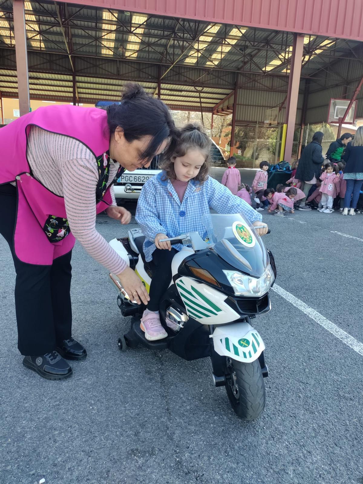 Las secciones de la Guardia Civil en el colegio Reconquista