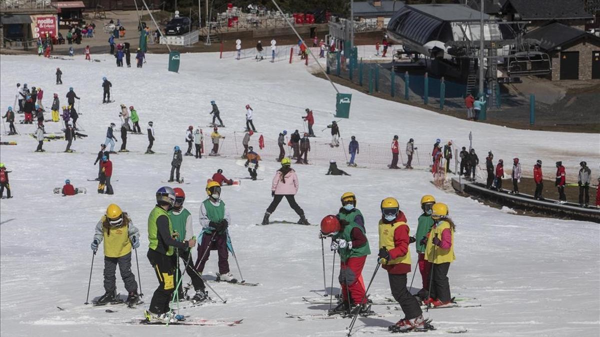La Masella 18 03 2021  Previa del primer fin de semana sin restricciones comarcales  aluencia de gente en la estacion de esqui  Autor  David Aparicio
