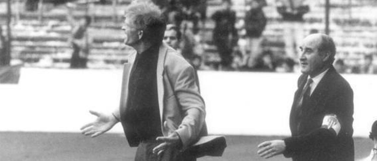 Bert Jacobs, seguido de Pepe Ortiz, durante su etapa como entrenador del Sporting. | LNE