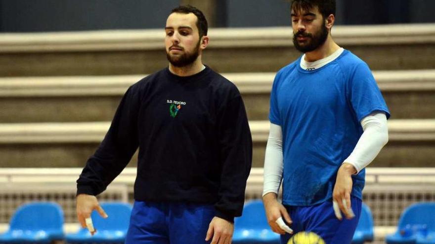 Pichel y Gonzalo Carró, durante un entrenamiento con el equipo en el Pabellón Municipal. // R.V.