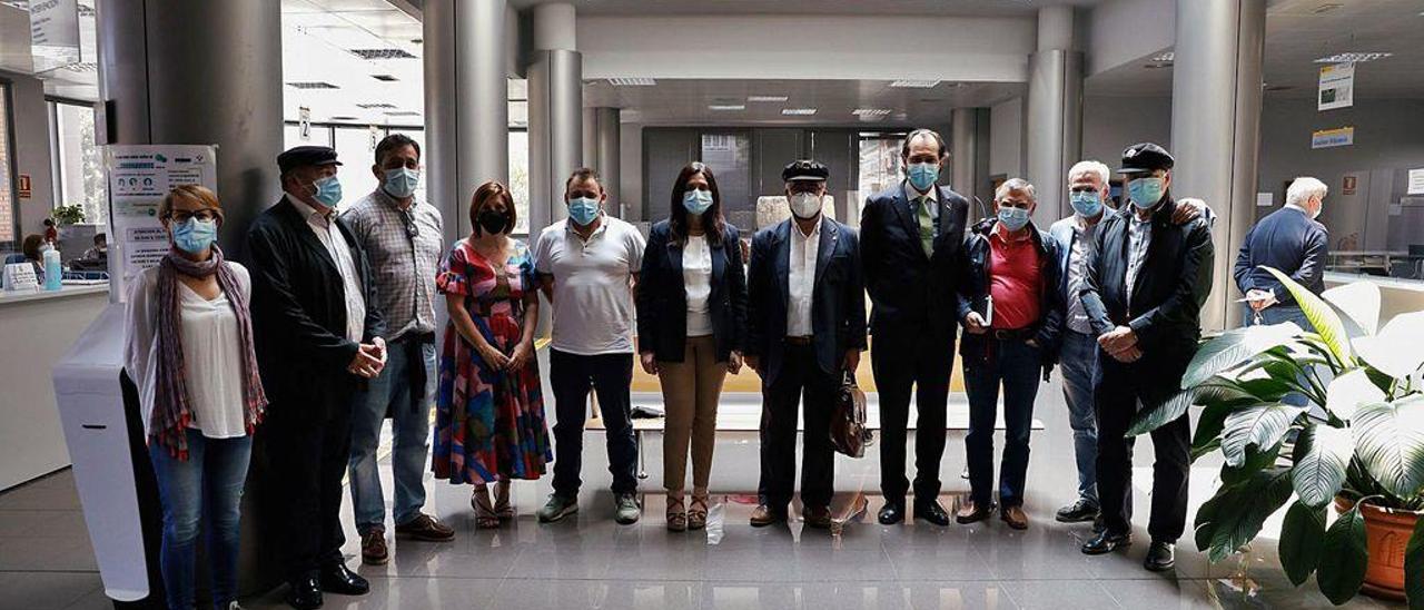 En el centro, Yasmina Triguero y Vicente Quintanilla, ayer, en el Ayuntamiento con representantes de todos los grupos políticos municipales y de la Cofradía Buena Mesa de la Mar.