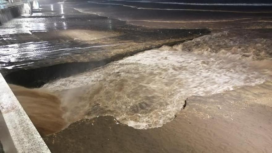 La playa de Las Canteras se ve desbordada por la lluvia