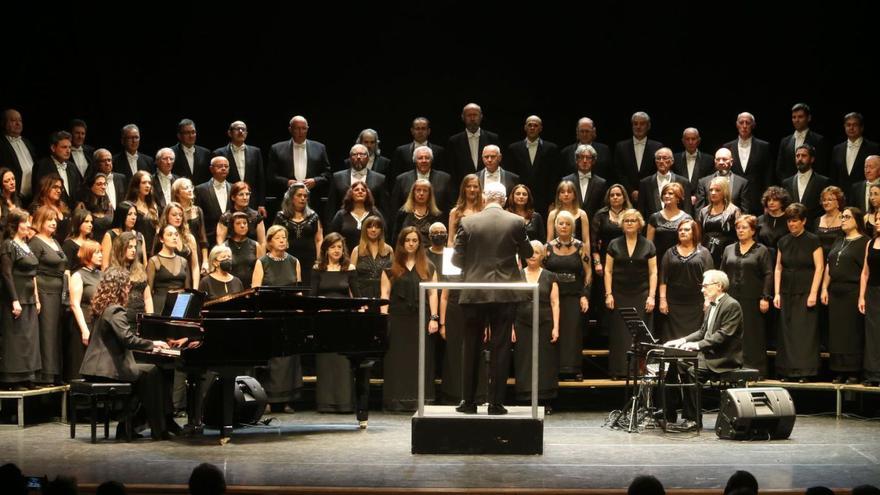 La Coral Casablanca durante el recital en el Auditorio de Cangas, ayer.   | // SANTOS ÁLVAREZ