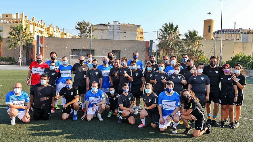 Foto de familia del encuentro entre directivos de CaixaBank y el Málaga CF Genuine.